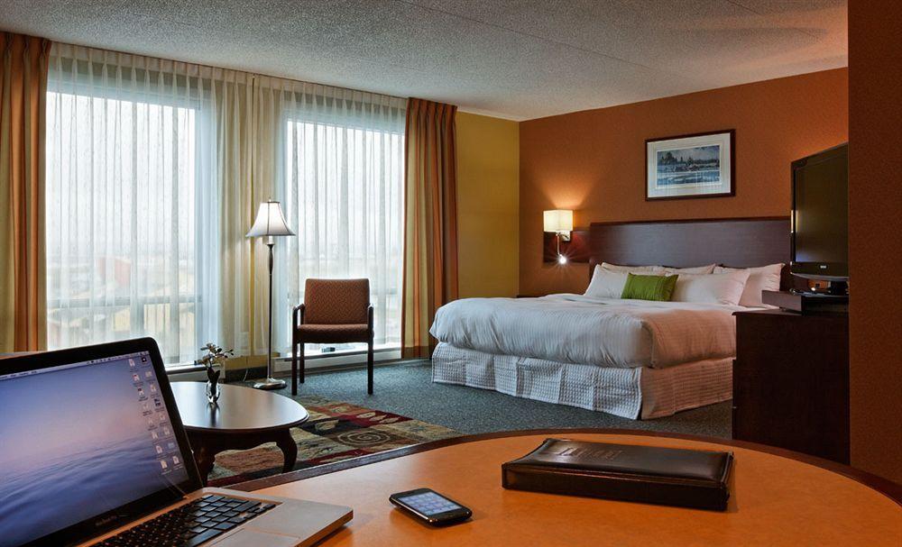 Hotel & Normandin